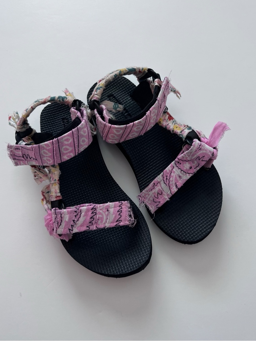 Arizona Love Pink Bandana Patterned Strap Sandals size 32/33